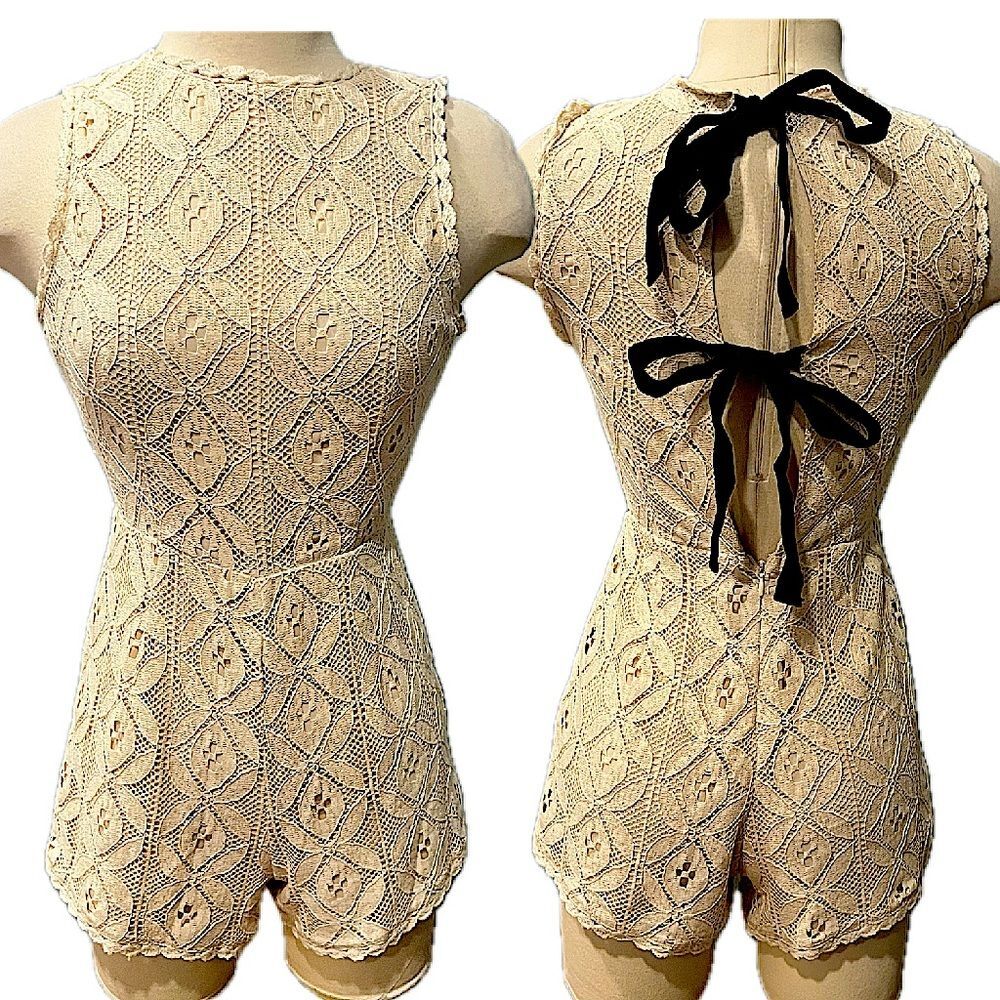 Moon River Anthropologie Ivory Lace Sleeveless Black Tie Back Romper Size XS